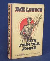 Jack London:  Ein Sohn der Sonne. Einzig berechtigte Übersetzung von Erwin Magnus. [Elbeszélések.] Berlin, (1926). Universitas Deutsche Verlags-Aktiengesellschaft [Druck von P. Schmid & Co.] 299 + [5] p. Első német kiadás. Jack London (1876-1916) amerikai író novellatermése nagyrészt három-négy téma körül csoportosul: alaszkai történetekre, kaliforniai csavargótörténetekre, délszaki történetekre, illetve tudományos-fantasztikus elbeszélésekre osztható. Gyűjteményünk az eredeti nyelven 1912-ben megjelent, déltengeri történeteket közzétevő ,,A Son of the Sun" című kötet első teljes német kötetkiadása. A címlap verzóján régi tulajdonosi bejegyzés. (Das gesamte Werk Jack Londons.) Feliratozott kiadói egészvászon kötésben, felül színes festésű lapszélekkel, színes, illusztrált kiadói védőborítóban. Jó példány.