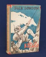 Jack London:  Kid & Co. Einzig berechtigte Übersetzung von Erwin Magnus. [Elbeszélések.] Berlin, (1931). Universitas Deutsche Verlags-Aktiengesellschaft (Gedruckt in der Buchdruckwerkstätte GmbH.) 282 + [6] p. Első német kiadás. Jack London (1876-1916) amerikai író novellatermése nagyrészt három-négy téma körül csoportosul: alaszkai történetekre, kaliforniai csavargótörténetekre, délszaki történetekre, illetve tudományos-fantasztikus elbeszélésekre osztható. Elbeszéléskötetünk az eredeti nyelven 1912-ben kiadott ,,Smoke Bellew" című vadnyugati-alaszkai kötet anyagából válogat; a tematikusan enyhén összefüggő határvidéki novellákból 1929-ben némafilm is készült. A címlap verzóján régi tulajdonosi bejegyzés. (Das gesamte Werk Jack Londons.) Aranyozott kiadói egészvászon kötésben, felül színes festésű lapszélekkel, színes, illusztrált kiadói védőborítóban. Jó példány.