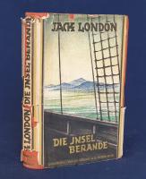 Jack London:  Die Insel Berande. Einzig berechtigte Übertragung von Erwin Magnus. [Regény.] Berlin, (1927). Universitas Deutsche Verlags-Aktiengesellschaft (Gedruckt in der Buchdruckwerkstätte GmbH.) 273 + [3] p. Első német kiadás. Jack London (1876-1916) amerikai író, aranyásó, tengerész, újságíró, szociális mozgalmár, állatvédő, az önmaga erejéből befolyásos íróvá és közhírességgé lett egyszerű állampolgár amerikai példája. Számos műfajban alkotott, alaszkai, kaliforniai, déltengeri és tudományos-fantasztikus írásai közül tételünk a déltengeri kalandregények sorába illeszkedik, a Salamon-szigeteki fehér gyarmatosítók és az alávetettek konfliktusa hátterében zajló szerelmi cselekmény egyszersmind telivér szociális kommentároknak is helyet ad. A regény eredeti nyelven 1911-ban jelent meg, ,,Adventure" (Kaland) címmel, 1925-ben némafilmet is forgattak belőle. Tételünk a regény első német fordítása. A címlap verzóján régi tulajdonosi bejegyzés, az első előzéken kereskedői könyvjegy. (Das gesamte Werk Jack Londons.) Aranyozott kiadói egészvászon kötésben, felül színes festésű lapszélekkel, színes, illusztrált, sérült kiadói védőborítóban. Jó példány.