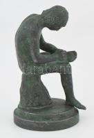 Tüskehúzó fiú. I. századi görög-római szobor bronz másolata, m: 11 cm