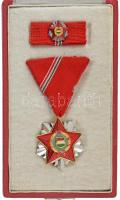 1966. "Szocialista Hazáért Érdemrend" zománcozott bronz kitüntetés mellszalaggal, szalagsávval, miniatűrrel, eredeti dísztokban T:AU  NMK 711