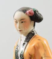 cca 1960 Kínai export porcelán figura: Legyezős nő. Jelzett, m: 18,5 cm