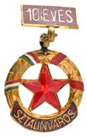 1955. "10 éves Sztálinváros" műgyantás fém jelvény (45x25mm) T:XF