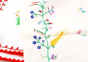 17 db Kalocsai mintás terítő, párnahuzat, zsebkendő. Nagyrészt kis méretűek, hímzett, kézimunka