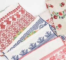 10 db Kalocsai mintás párnahuzat, kis terítő, kendő, hímzett, kézimunka