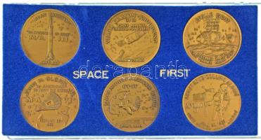 Amerikai Egyesült Államok DN (~1970) &quot;Space First&quot; 6xklf űrkutatás témájú emlékéremből álló szett sérült műanyag tokban (40mm) T:UNC USA ND (~1970) &quot;Space First&quot; 6xdiff commemorative medals on the theme of space exploration in a damaged plastic case (40mm) C:UNC