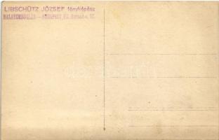 Balatonboglár, kislány a strandon napernyővel. Libschütz József fényképész, photo