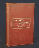 Sinnett, A[lfrred] P[ercy]:  Nature&#039;s Mysteries. [Ezoterikus tárcák.] London-Benares, 1901. The Theosophical Publishing Society (Printed by Neill and Co. Ltd., Edinburg). 184 + [8] p. Alfred Percy Sinnett (1840-1921) brit író, okkultista, teozófus. A spiritualizmussal 1875-től került kapcsolatba, Helena Blavatsky művei két évvel később kezdte olvasni, Indiába költözése után személyesen is megismerkedett a teozófusok fő elméletírójával. Saját beszámolója szerint indiai tartózkodása alatt számos üzenetet kapott földöntúli mesterektől, melyek leiratát később közzé is tette. Publikáló szerzőként és szónokként gyorsan emelkedett a mozgalom ranglétráján, kiadásunk idején már a Teozófiai Társulat alelnöke volt. Kötetében a ,,Sun&quot; amerikai magazinban megjelent ezoterikus cikkeiből válogat. Néhány cím (magyar fordításban): A tudomány csodáiból - A világ kora - Atlantisz története - Atlantisz hagyatéka - Ősi és modern asztronómia - Az erő misztériuma - Megjósolni a jövendőt - Különös esetek - Csodás gyógyulások - Fotografálni a láthatatlant - A varázsvessző - A spiritizmus hasznáról és káráról - Hogyan számoljunk be a szeánszokról - Tenyérjóslás - Az okkult tudományok célja. A címlevélen felül apró levágás, az első előzéken régi tulajdonosi bélyegzés. Poss.: Gyöngyöshalászy Takách Zoltán [Gyöngyöshalászy Takách Zoltán magyar származású zongoraművész, zongoratanár és zeneszerző. A budapesti Zeneakadémián tanult művész az 1900-as évek első évtizedében magas rangú magyar diplomaták ajánlásával került az amerikai komolyzenei élet sodrába - az amerikai keleti part nagyvárosaiban, New Yorkban, Philadelphiában és az amerikai elit üdülőhelyein lépett fel, egyúttal magán zeneiskolát is fenntartott az Egyesült Államokban.] Feliratozott, vaknyomásos kiadói egészvászon kötésben.