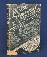 Mannhart [Mannhardt], Wilhelm:  Zauberglaube und Geheimwissen. Mit 44 seltenden Abbildungen. [Bécs], Wien, 1936. A. Amonesta-Verlag (Druck: ,,Astoria&#039;&#039;, Wien). 1 t. (kihajtható címkép) + [4] + 284 + [2] p. + 1 t. (kihajtható). Wilhelm Mannhart (1831-1880) német néprajztudós áttekintése a régmúlt mágikus praktikáiról, a szellemidézéstől az asztrológiáig, a boszorkányhittől a fekete és fehér mágiáig. Az eredeti 1896-ban megjelent első kiadás címlapkiadása. A Berlinben (Verlag Hermann Barsdorf) megjelent eredeti kiadás krúdában álló, megmaradt íveit szerezte meg a bécsi Amonesta-Verlag, amely az új kiadást másik címlappal és hátsó fedőborítóján tartalomjegyzékkel ellátva adta ki. Gót betűs szövegoldalakkal, oldalszámozáson belül 15 egész oldalas és 27 szövegközti illusztrációval. Aranyozott gerincű kiadói egészvászon kötésben, eredeti, illusztrált kiadói védőborítóban, a védőborítón apró pótlások. Jó példány, ritka könyv.