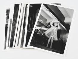 1971, 13 darabos Szocialista Majális fotó tétel, pár darabon feltehetőleg Zentai Anna színésznővel, 18x13 cm