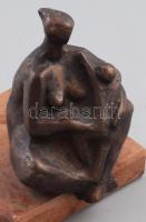 Jelzés nélkül: Anya gyermekével. Bronz, márvány talapzaton 13 cm