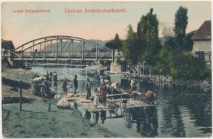 1911 Székelyudvarhely, Odorheiu Secuiesc; Vashíd a Nagy-Küküllővel, mosóasszonyok. Zabolai Székely Dénes kiadása / Tarnava Mare riverside with iron bridge and washerwomen (EB)