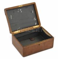 Antik, lóherés ládika, kulccsal. Két dísz hiányzik, belül kissé szakadozott a bélés 15x21 cm