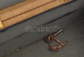 Antik, lóherés ládika, kulccsal. Két dísz hiányzik, belül kissé szakadozott a bélés 15x21 cm