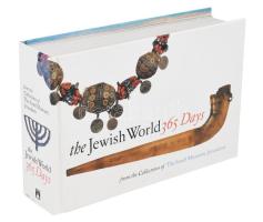 The Jewish World 365 Days from the Collections of The Israel Museum, Jerusalem. New York, 2004., Harry N. Abrams Inc. Angol nyelven. Rendkívül gazdag képanyaggal illusztrált. Kiadói haránt--alakú kartonált papírkötés.