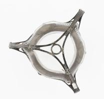 Szecessziós ezüst (Ag) kínáló, üvegbetéttel. Három lábon támaszkodó, áttört peremrészt és medalionok...