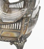 Szecessziós ezüst (Ag) kínáló, üvegbetéttel. Három lábon támaszkodó, áttört peremrészt és medalionok...