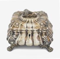 Ezüst (Ag) cukortartó doboz, jelzett: dianás jelzés és AK mesterjegy. Oroszlánkarmos lábakon hólyago...