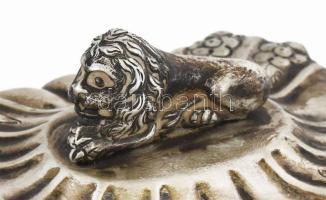 Ezüst (Ag) cukortartó doboz, jelzett: dianás jelzés és AK mesterjegy. Oroszlánkarmos lábakon hólyago...