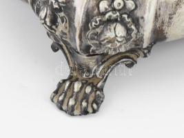 Ezüst (Ag) cukortartó doboz, jelzett: dianás jelzés és AK mesterjegy. Oroszlánkarmos lábakon hólyago...