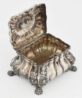 Ezüst (Ag) cukortartó doboz, jelzett: dianás jelzés és AK mesterjegy. Oroszlánkarmos lábakon hólyago...