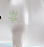 Hollóházi paprikát fűző nő. Jelzett, hibátlan, m: 24,5 cm