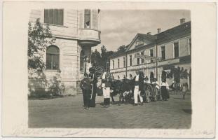 Beszterce, Bistritz, Bistrita; Spitalgasse / Kórház utca, Csákány Jakab és Michael Textor üzlete, &quot;Balra hajtani, balra kitérni, jobbra előzni&quot; / street, shops. photo (EK)