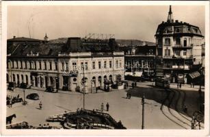 1940 Nagyvárad, Oradea; Horthy Miklós tér, Magyar Általános Hitelbank nagyváradi fiókja, drogéria, villamos, magyar katonák, Fazekas, Vadas üzlete / square, bank, drugstore, tram, Hungarian soldiers, shops