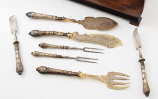 Ezüst (Ag) nyelű 7 darabos antik szervírozó szett, hozzá egy antik intarziás evőeszközkészlet tartó ...