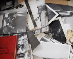 Pénzügyőr alezredes iratai, bizonyítványok, fotók, egy kisebb doboznyi