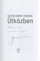 Gyurcsány Ferenc:  Útközben. [Politikai esszék.] (Dedikált.) Budapest, (2005). Napvilág Kiadó (Szekszárdi Nyomda Kft.) 136 p. Egyetlen kiadás. Dedikált: ,,[Horváth] Istvánnak, barátsággal: Gyurcsány Ferenc&quot;. (Demos könyvek.) Prov.: Horváth István (sz. 1943) közgazdász, diplomata, nagykövet. A közgazdász szerző 1966-tól a külkereskedelemben dolgozott, 1979-től az MSZMP Gazdaságpolitikai Bizottságának tagja, 1983-tól hágai, 1984-1991 között bonni nagykövet, majd Horn Gyula külpolitikai tanácsadója. Színes, illusztrált kiadói kartonkötésben és színes, illusztrált kiadói védőborítóban.