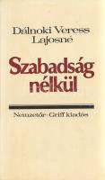 Dálnoki Veress Lajosné:  Szabadság nélkül. [Emlékiratok.] (München, 1978). Nemzetőr - Ujváry Griff Verlag (Druck: Danubia-Druckerei GmbH). 167 + [1] p. Egyetlen kiadás. Emlékirat Dálnoki Veress Lajos (1889-1976) honvéd vezérezredesről bécsi katonai attasé korától második világháborús majd második világháború utáni éveiig. A doni páncéloshadosztály parancsnoka a kiugrási kísérletben is kiemelt szereppel bírt, azt követően a Gestapo letartóztatta, sopronkőhidai börtönéből megszökött. 1946-ban nyugdíjazták, 1947-ben koholt vádak alapján letartóztatták, 1956-ban szabadult, majd a forradalom végén nyugatra menekült. Onnantól döntően Londonban élt, ahol a Magyar Szabadságharcos Világszövetségének elnöki tisztségét is betöltötte. Fűzve, kiadói borítóban. Jó példány.