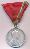 1939. &quot;Magyar Kis Ezüst Vitézségi Érem&quot; ezüstözött bronz kitüntetés mellszalagon, fémjel nélkül. Szign.: BERÁN L. T:VF ph. Hungary 1939. &quot;Small Hungarian Silver Gallantry Medal&quot; silver plated bronze decoration on ribbon without hallmark. Sign.: BERÁN L. C:VF edge error NMK 436.