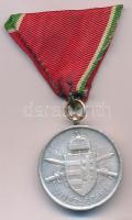 1939. "Magyar Kis Ezüst Vitézségi Érem" ezüstözött bronz kitüntetés mellszalagon, fémjel n...