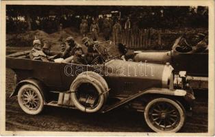 Der Kaiser nimmt in Kozowa Situationsmeldungen entgegen / WWI Austro-Hungarian K.u.K. military, Charles I of Austria in automobile (EK)