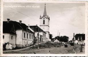 1942 Székelyzsombor, Zsombor, Jimbor; Templom torony a papi lakkal, utca. Kováts István fényképész felvétele / church tower and rectory, street view, photo