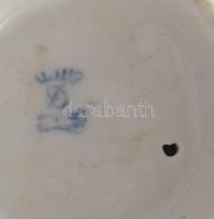 Retro német mandolinon játszó hölgy figura. Jelzett, hibátlan, m: 14,5 cm