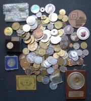 Érdekes zseton, jelvény, játékpénz, érem, plakett, kitüntetés, egyebek tétel, 200db, egész világ, régi és új, sok jobbal!