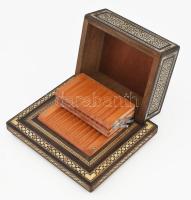 Marokkói csontberakásos zeneszerkezetes cigarettakínáló, pár szegecs hiányzik belőle, 22x19x10 cm