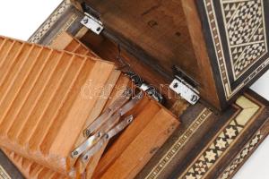 Marokkói csontberakásos zeneszerkezetes cigarettakínáló, pár szegecs hiányzik belőle, 22x19x10 cm