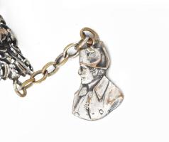 Napoleon arcképével és szimbólumaival díszített karkötő, h: 20 cm