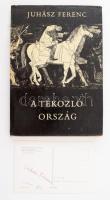 Juhász Ferenc: A tékozló ország. Bp.,1976, Szépirodalmi. Kondor Béla illusztrációival. Kiadói kemény-kötés, kiadói papír védőborítóban. Benne egy képeslappal, rajta a szerző, Juhász Ferenc (1928-2015) aláírásával, valamint egy azonosítatlan aláírással.