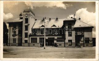 1942 Rimaszombat, Rimavská Sobota; vasútállomás. Rábely József kiadása / railway station (tűnyomok / pin marks)