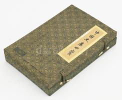 Kínai kalligráfia készlet dobozában: ecset, tusrúd, pecsétnyomó, tuseszközök, stb