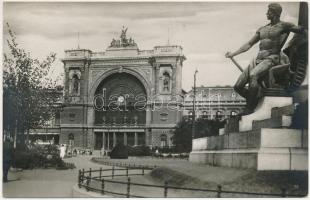 Budapest VII. Keleti pályaudvar, vasútállomás, Baross szobor