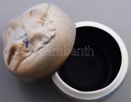 Pannonhalmi Zsuzsa: kerek dobozka. Mázas kerámia, kézzel festett, jelzett, hibátlan d: 8 cm