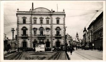 Újvidék, Novi Sad, Neusatz; M. kir. postapalota, nyilvános telefonfülke, trafik peko reklámmal / post and telegraph palace, shop, phone booth, automobiles, bus