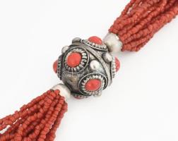 20 soros korall nyaklánc, szerelékein 24 db korall berakással, h: 73 cm