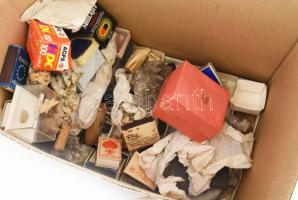 Nagy mennyiségű átnézetlen különböző ásvány, kő gyűjtemény. Egy részük feliratozott, átnézésre érdem...