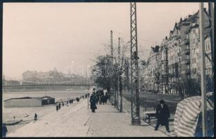 cca 1925 A pesti Duna-parti sétányon, háttérben a dunai fauszoda fürdővel, fotó szép állapotban, 8,5×13,5 cm